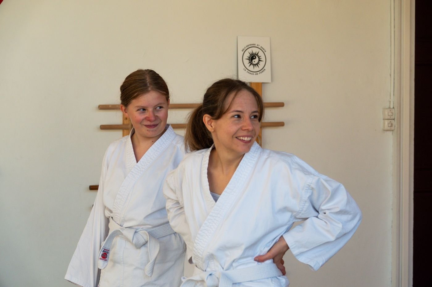 Pratiquants en kimono blanc au dojo Goshindo To Kenko