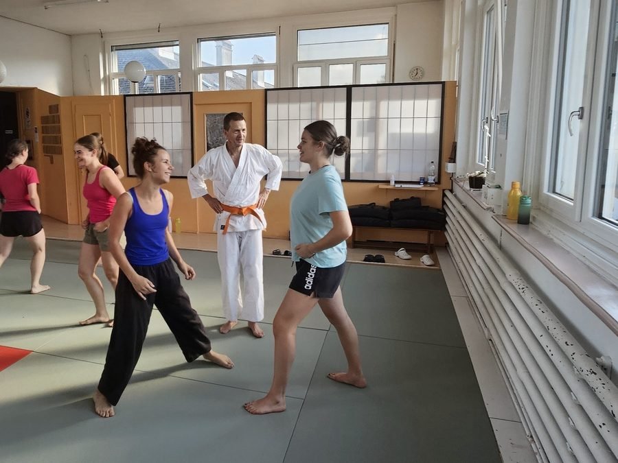 Initiation aux arts martiaux des danseuses du Hangar au dojo Goshindo To Kenko