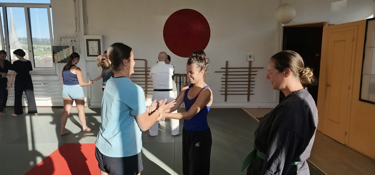Enseignant du club expliquant une technique aux danseuses du Hangar